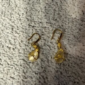 Women’s Jewelry: gold teardrop dangle earrings